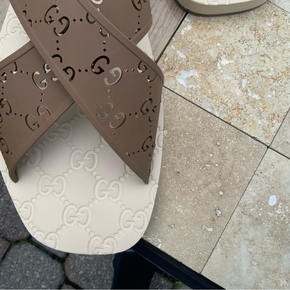 Unisex Beige Gucci Sandals - Picture 3 of 16